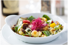 Hausgemachte-Erdaefpelgnocchi-mit-Gemuese-und-Bioschafkaese_inet